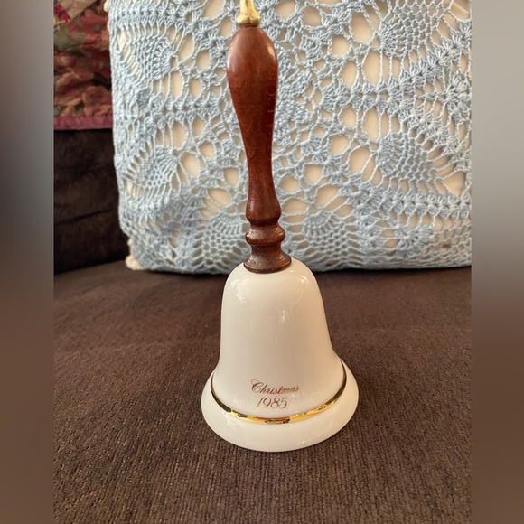 Avon Brand "Christmas 1985" Ceramic Bell with Wooden Handle w/gold tip vintage - Picture 4 of 7